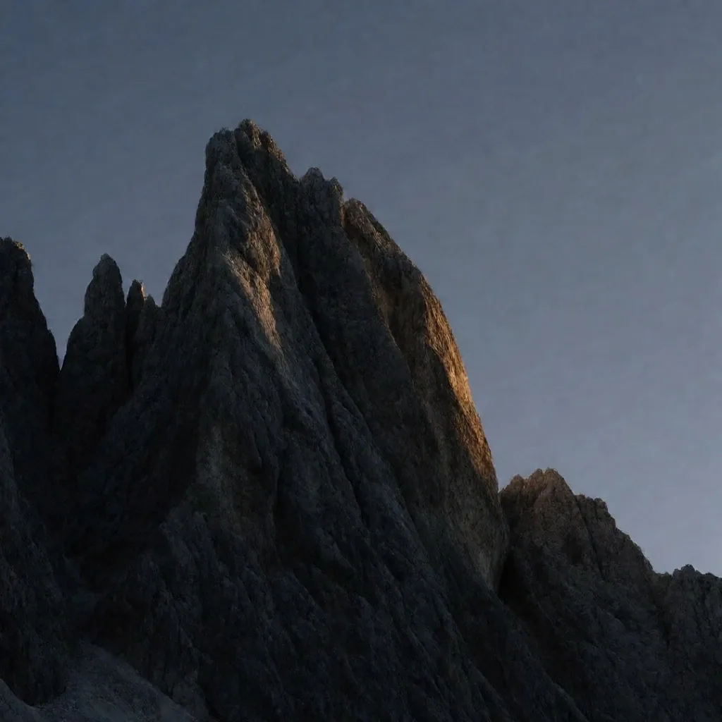 Alpine Felswand in der Dämmerung